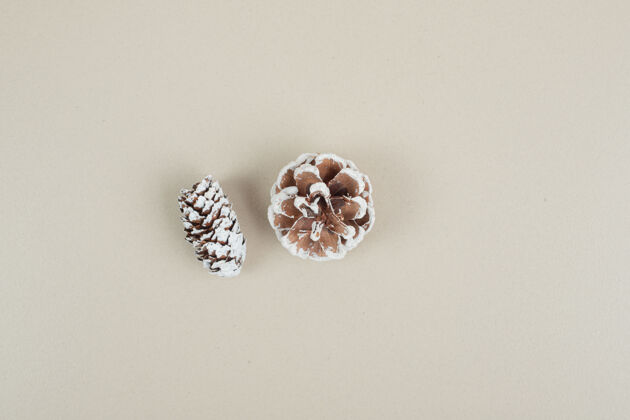 圣诞节米色表面松果的俯视图松果装饰品顶视图
