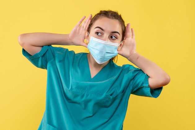 医学正面图女医生穿着医用衬衫 戴着口罩 大流行病毒covid-19制服冠状病毒健康医生流行病女性
