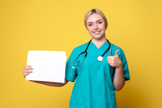 文件前视图女医生拿着不同的文件 病毒大流行的健康医疗科维德-19医院护士医生竖起大拇指纸张