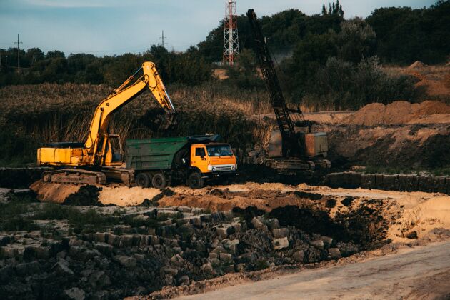 拖拉机特写镜头正在进行的建设与轨道和一个废弃的土地上的推土机机械设备挖掘机