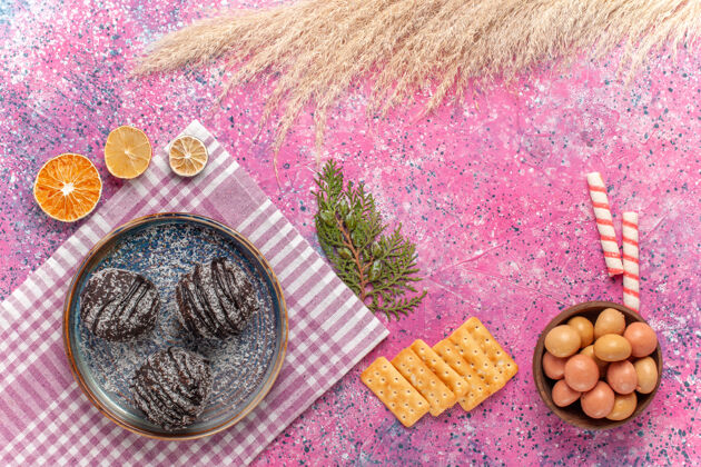 派顶视图美味的巧克力蛋糕饼干粉红色杯子食物蛋糕