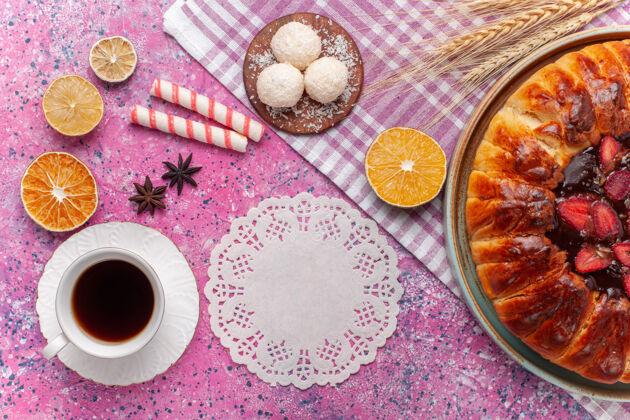 肉桂俯瞰美味的草莓馅饼圆形水果蛋糕上的粉红色蛋糕干的水果