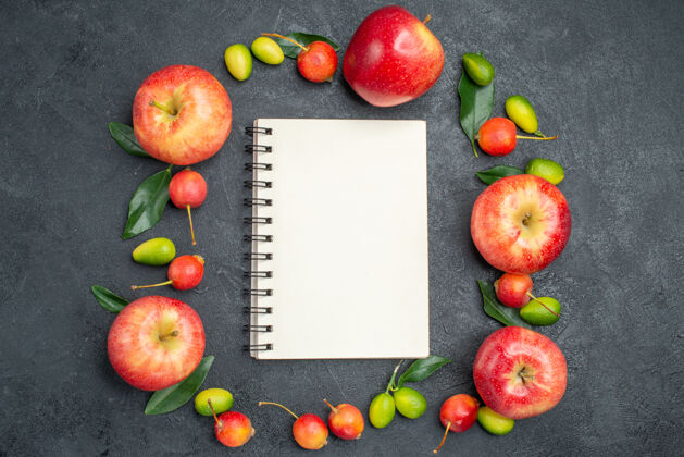 柑橘顶部特写查看水果红色苹果樱桃柑橘类水果白色笔记本可食用水果营养笔记本