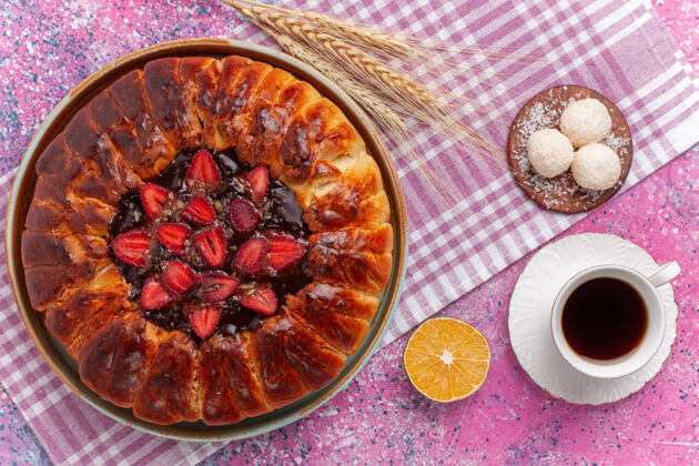 蛋糕俯瞰美味的草莓馅饼圆形水果蛋糕上的粉红色草莓水果椰子