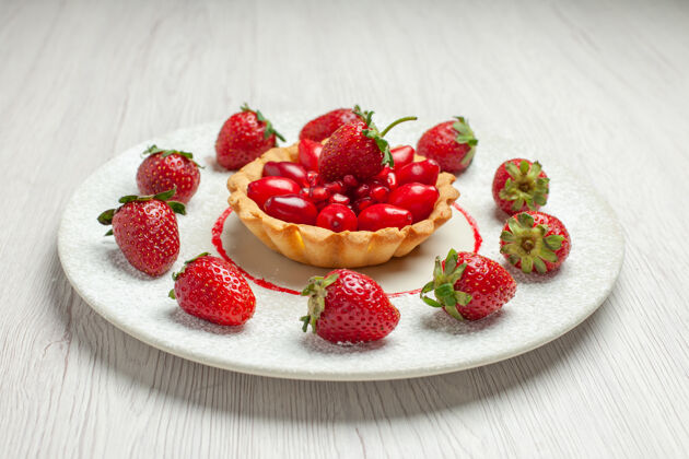 里面前视图美味的蛋糕与新鲜水果内盘上的白色办公桌水果蛋糕甜点水果新鲜的可食用的水果