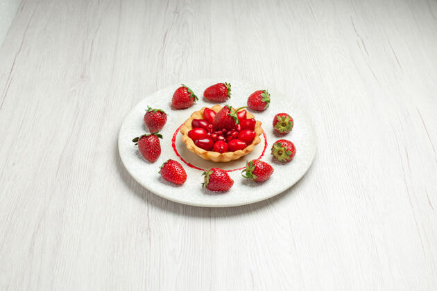 可食用水果前视图美味的蛋糕与新鲜水果内盘上的白色桌面水果蛋糕甜点新鲜正面里面