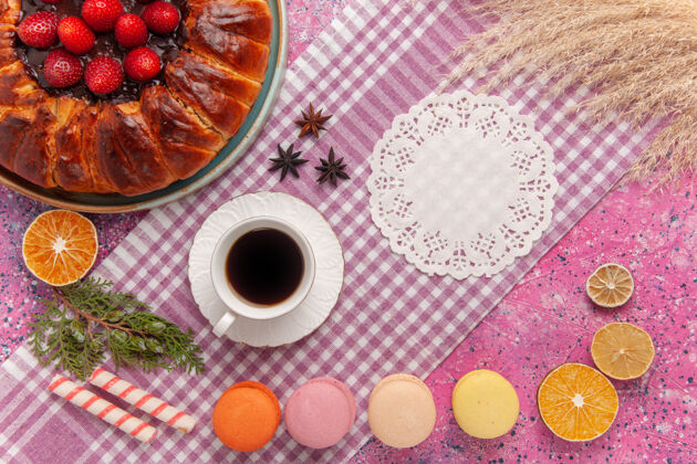 新鲜顶视图糖粉派草莓蛋糕上的粉红色烹饪传统健康