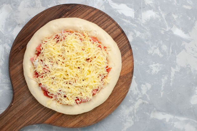传统在进入白色烤箱前 俯视生比萨饼和奶酪烹饪小吃配料