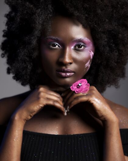 化妆品一位美丽的非洲裔美国女性的肖像 她化着美丽的妆 戴着一个花环嘴唇城市卷发