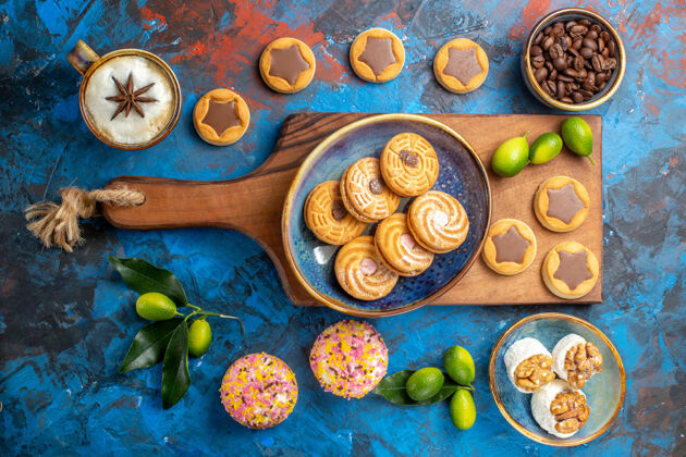 不同从远处俯瞰糖果木板与饼干旁边的不同糖果咖啡豆营养传统曲奇