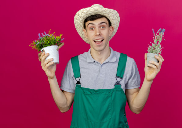粉色快乐的年轻男园丁戴着园艺帽拿着花盆园艺帽子复制