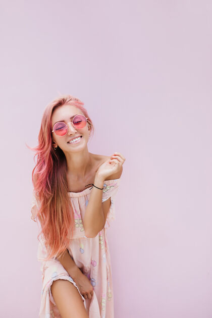 卷发苗条漂亮的女人 长着粉红色的头发 带着温柔的微笑情感人衣服
