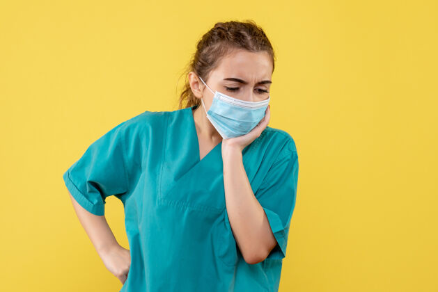 肖像前视图穿着医用衬衫和面罩的女医生 病毒大流行的covid-19健康冠状病毒人物健康女性