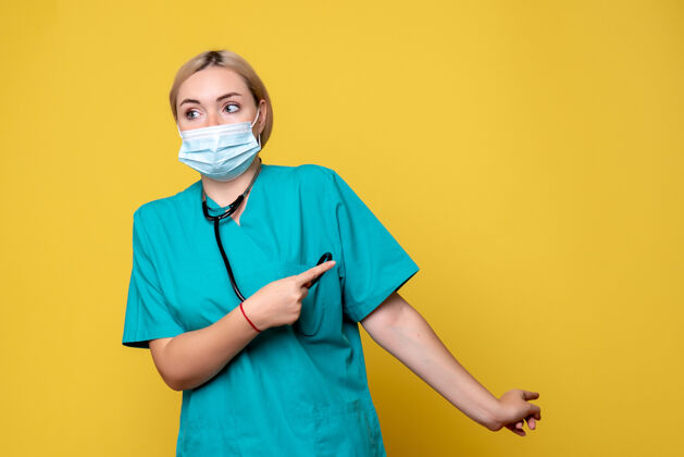 护士正面图：穿着医用衬衫和面罩的女医生 医院护士 covid-19健康大流行医生人物人物专业
