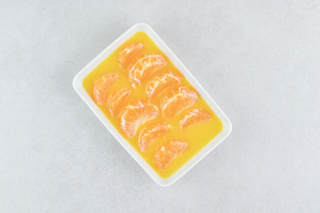 柑橘新鲜的橘子片放在白色盘子里切块成熟热带