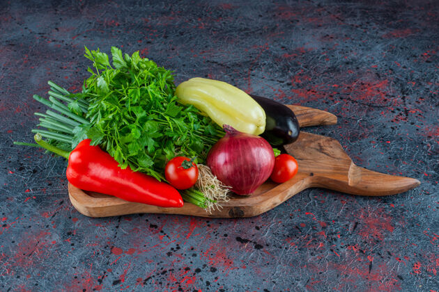 健康把蔬菜和蔬菜放在砧板上 放在大理石背景上滋补美味美味