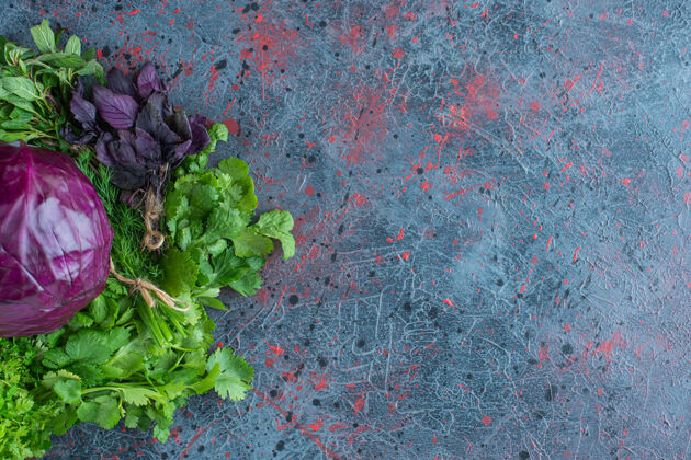 什锦绿色和紫色卷心菜 在大理石背景上健康美味卷心菜