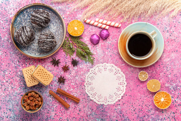 水果粉红色桌子上的巧克力蛋糕 华夫饼和一杯茶糖果饼干茶