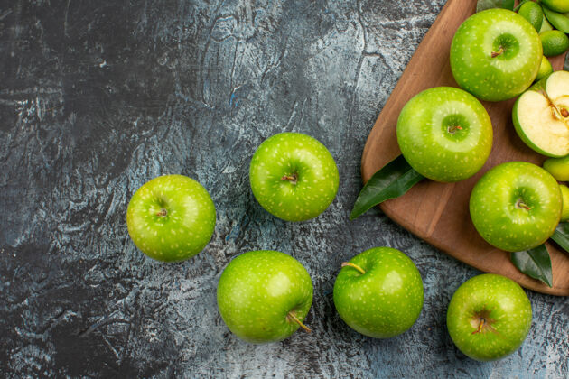 酸橙顶部特写镜头苹果绿色苹果刀在砧板上苹果水果食品