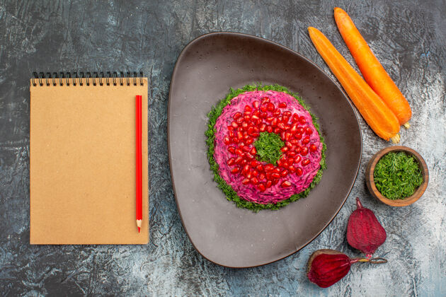 铅笔远眺菜品开胃菜香草笔记本铅笔胡萝卜甜菜健康盘子食物