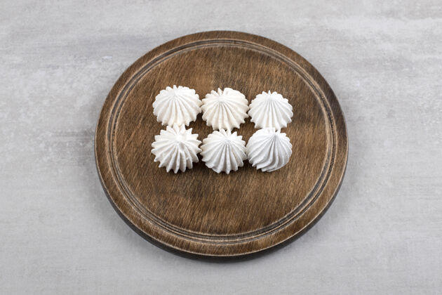 零食白面酥皮放在木板上 放在大理石桌上食材自制甜点