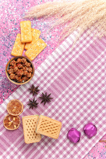 美味粉红色的饼干和华夫饼俯视图饼干干的水果