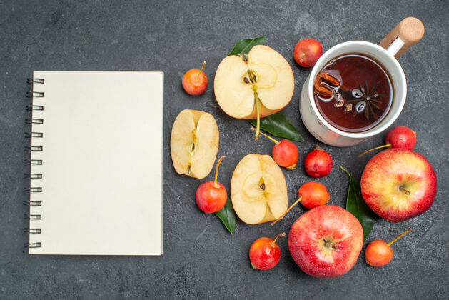 樱桃顶部特写查看水果一杯茶苹果樱桃树叶白色笔记本新鲜饮食可食用水果