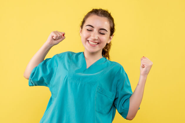成人黄墙上年轻女医生穿着医用衬衫的正面图医院牙刷医疗
