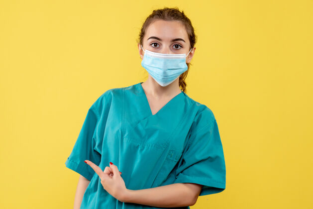 女性正面图女医生穿着医用衬衫和面罩 健康病毒covid-19大流行色制服女性人医生