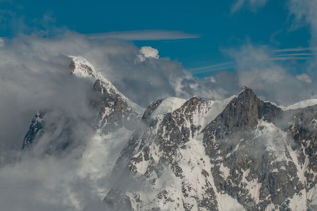 滑雪群山笼罩在云层中 从迷笛的钟声风景冰顶