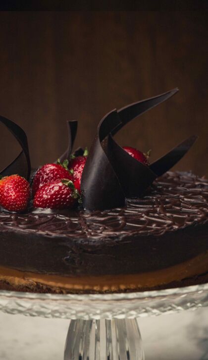 美味垂直特写镜头的巧克力蛋糕与草莓上糕点食物美食