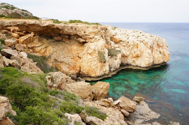 金丝雀海滩附近的海洞在白天在阿亚 塞浦路斯悬崖岩石山