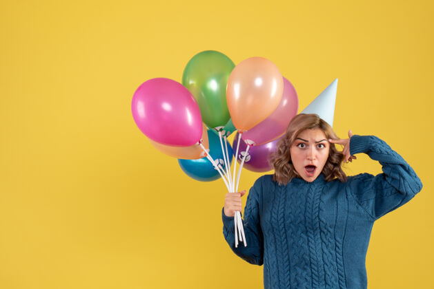聚会正面图：带着彩色气球的年轻女性一年年轻女性圣诞节