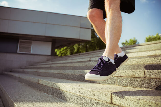 动机高级男子在城市街道上跑步穿着运动鞋的腿部特写高加索男模在夏天的早晨慢跑和有氧训练健康的生活方式 运动 活动理念运动装森林养老金