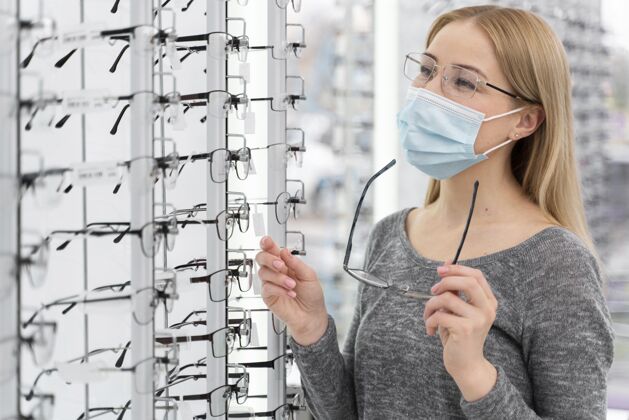 视力商店里戴着面具的女人在试眼镜光学女人眼镜