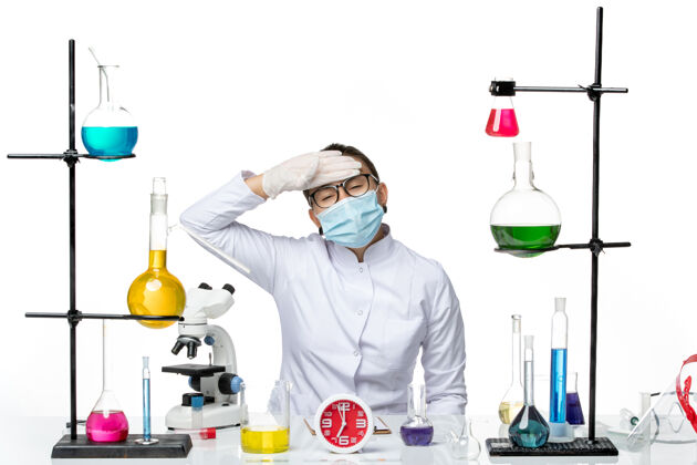 实验室前视图穿着医疗服的女化学家戴着面罩在白色背景上检查体温化学病毒实验室病毒-飞溅视图病毒化学