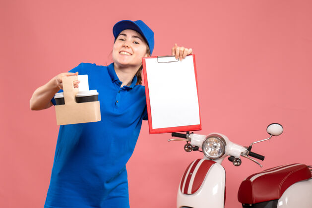女快递员正面图：女快递员 带着咖啡和粉色工作服上的文件纸条服务工披萨女自行车成人自行车便条