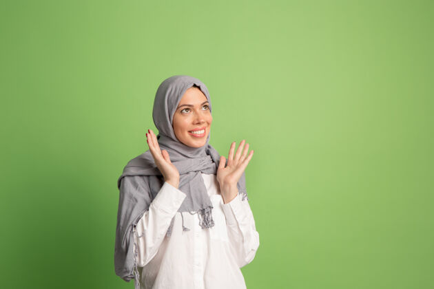 女性戴着头巾的快乐阿拉伯女人微笑女孩的肖像 在工作室背景中摆姿势表情肖像漂亮