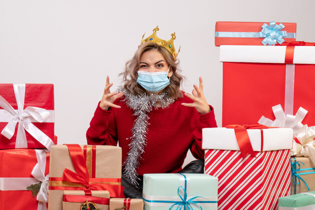 礼物正面图年轻女性戴着面具围坐在圣诞礼物旁颜色礼物圣诞节