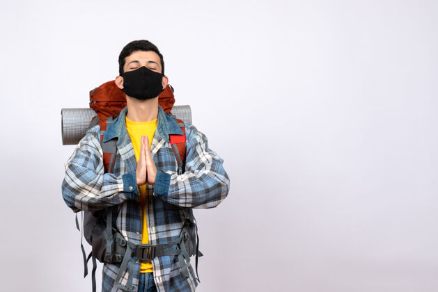 黑色正面图：背包和面具手牵手的男性旅行者工作室视图加入