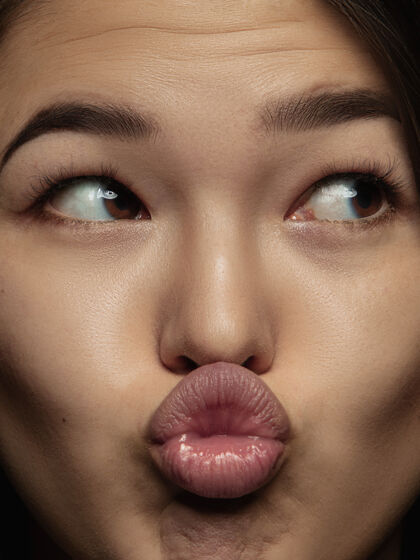休闲年轻而感性的中国女人的特写肖像女性模特的高细节照片 保持良好的皮肤和明亮的面部表情人类情感的概念送吻自信情绪民族