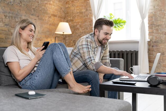 笔记本电脑夫妇在家与家人进行视频通话女人视频通话耳机