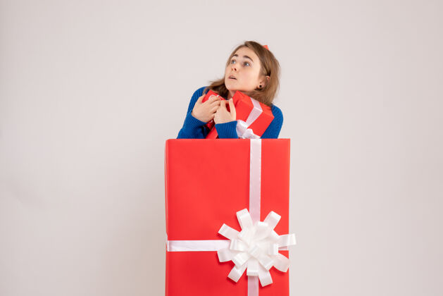 红色正面图红色礼品盒内的年轻女性礼物微笑年轻的女性