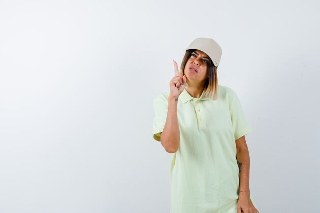 模型穿着t恤衫的年轻女性 帽子朝上 看上去犹豫不决 前视图女孩护理人