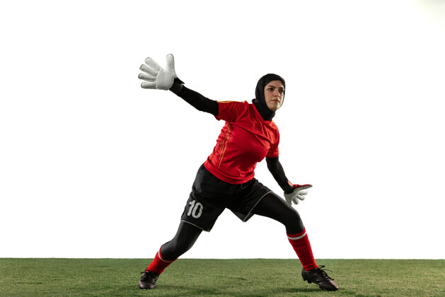 训练阿拉伯女足或足球运动员 守门员 背景为白色工作室姿势快乐球