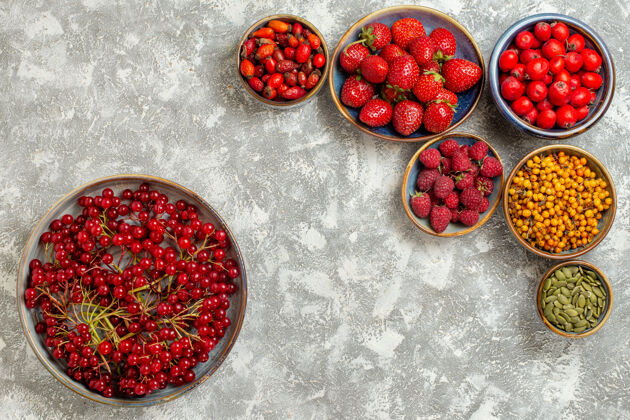 食品顶视图新鲜草莓和白色背景上的红色浆果美味红醋栗健康