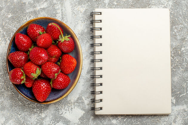 浆果顶视图新鲜的红色草莓内板上的白色背景食物新鲜草莓