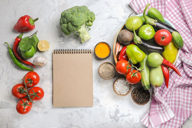 素食顶视图新鲜蔬菜组成内板上的白色背景西红柿营养蔬菜