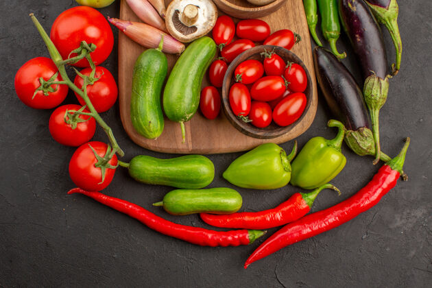 新鲜蔬菜顶视图新鲜蔬菜组成的灰色背景新鲜青椒健康