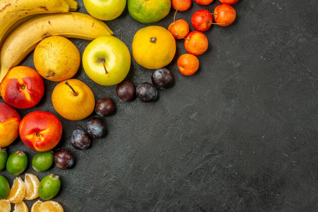 苹果顶视图水果组成新鲜水果在灰色的办公桌上柠檬水果成分办公桌